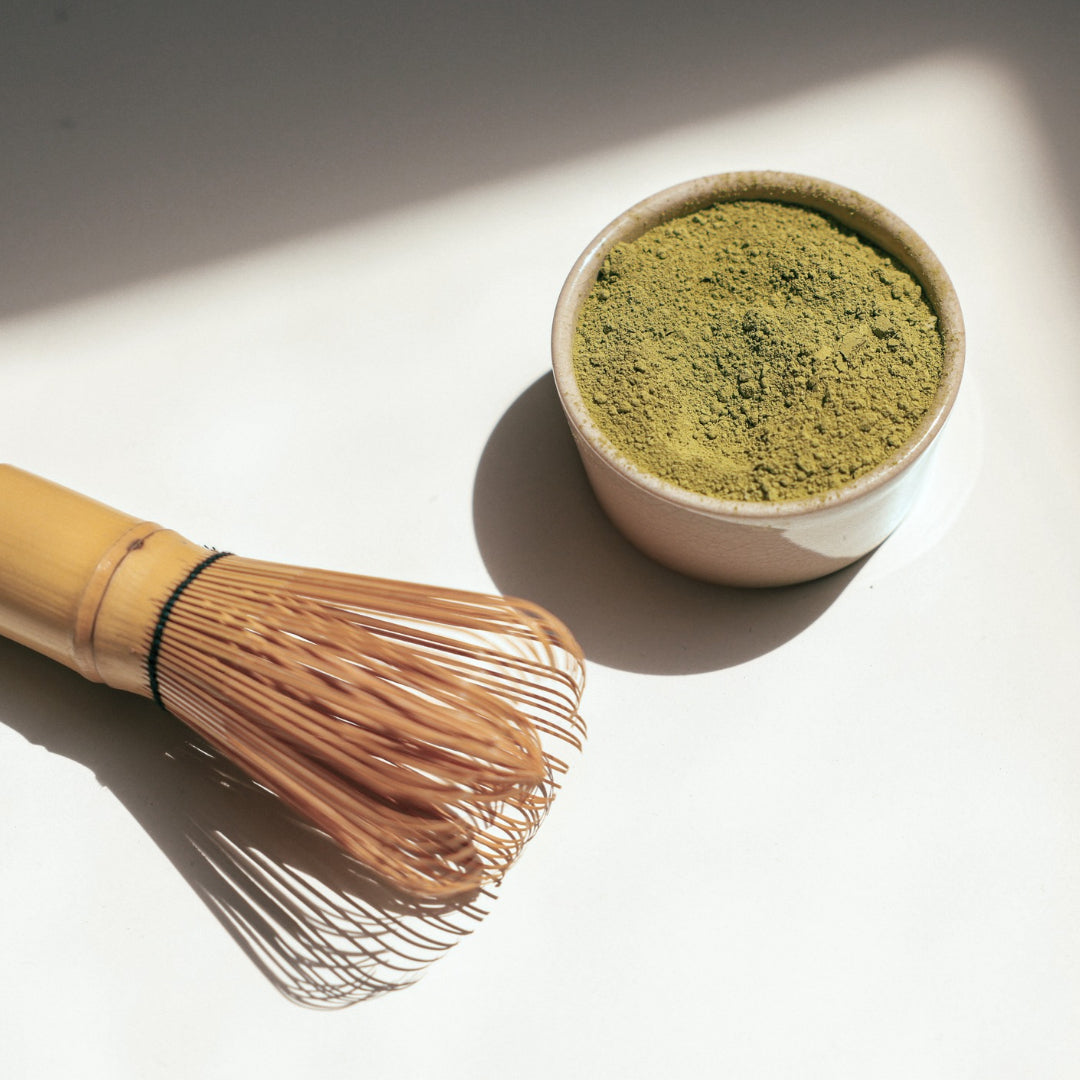 Bilde av en skål med matcha-te og en visp for å illustrere theanine